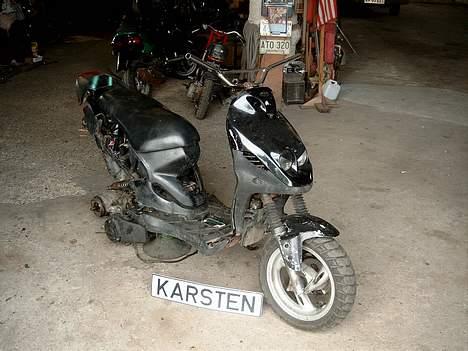 PGO PMX (Stylingsprojekt) - Satte lige skjoldene løst på den... Det så faktisk meget fikst ud ;-P Dette er begyndelsen på projektet.. billede 4