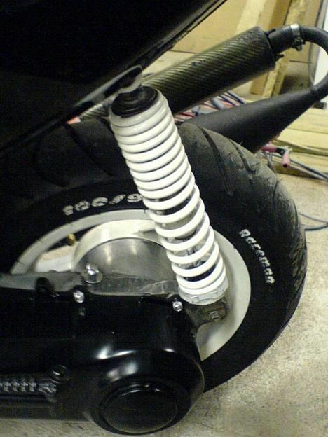 Aprilia Sonic *Anned-G* - Her min sonic fra siden, med lakeret hvid støddæmper, og fælge selvf, også blank sort lakeret varioskjold.. billede 7