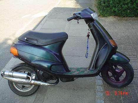 Piaggio zip solgt... - Fra siden så man kan se udstødningen og chameleon farverne grøn på midten og lilla i kanterne fra denne vinkel.. billede 3