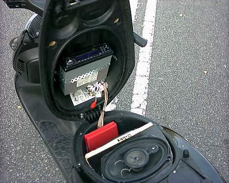 Aprilia Sonic(Byttet til ssm) - pladen bliver betrukket i sort filt billede 11