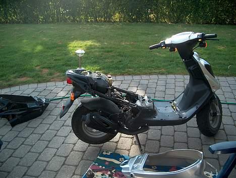 PGO Hot 50 [Solgt] :/ - Så er tøsen ved at få skiftet skjoldene billede 2