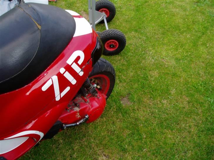 Piaggio ZIP SD - SOLGT ! - Her kan man også fornemme hvordan dækket stikker ud. billede 13