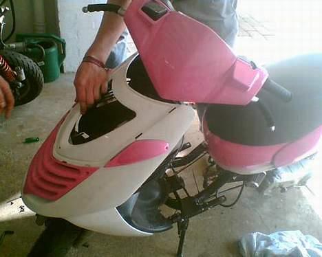 Aprilia sonic (byttet til jog) - jaah, fronten er lige sat på der.  billede 2