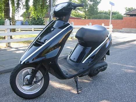 Yamaha Jog ~{BANANEN}~ SOLGT :( - Sådan så den ud da jeg havde købt den og havde sat den istand, gjort den ren og gejlet den lidt og nusset lidt med den :) - Sommer ´04 billede 12