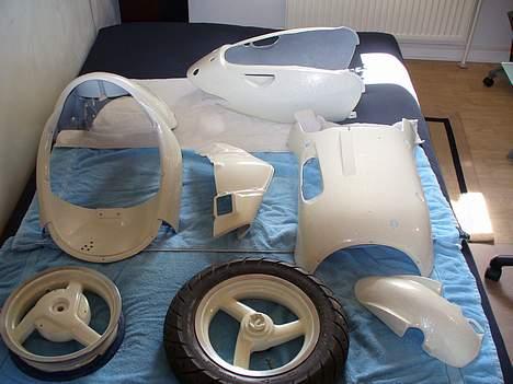 Aprilia Sonic gp | SOLGT - Så er skjoldene kommet hjem fra maleren :D man kan se effekten lidt på sideskjoldet..  billede 1