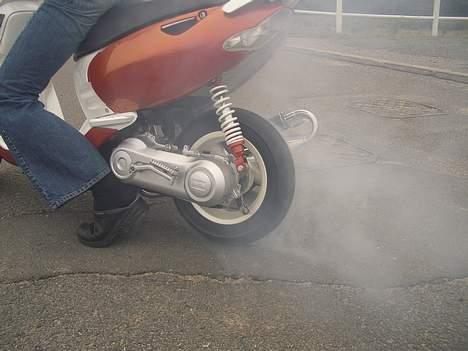 Aprilia Sonic GP ``Solgt´´ ;-( - billedet er lige taget og det blæser meget, derfor næsten ingen røg, billeder med masser røg kommer senere. billede 11