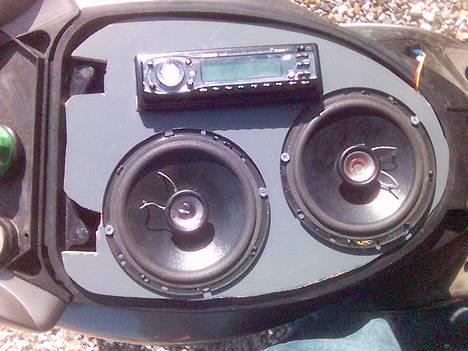 Yamaha jog r - jaaah enlig har jeg fået lavet anlæg under sædet.....    ;D billede 9