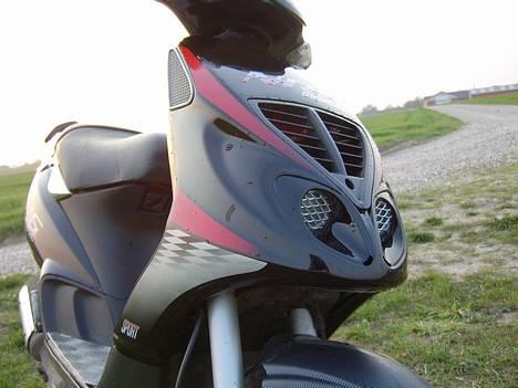 Piaggio NRG MC3 (SOLGT) - diode til at lukke hullet med og gitter i forlygterne!! billede 6