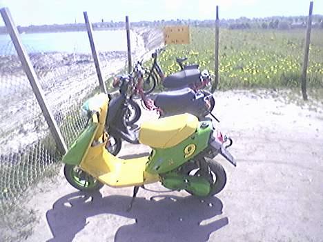 Yamaha Jog ~{BANANEN}~ SOLGT :( - Forrest: Min jog, Kim S´ jog, Tim R´s Hot50 og Ralle O´s Ciao :D - Sommer ´05 billede 17