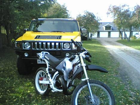 Suzuki RMX • Baske´s • [SOLGT] - Før skjoldene kom på // Foran min mors H2, (www.48484840.dk) billede 2