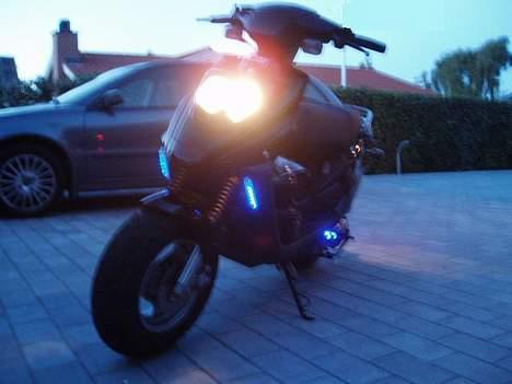 PGO Hot 50 - uden dioderne i lygten tændt billede 10