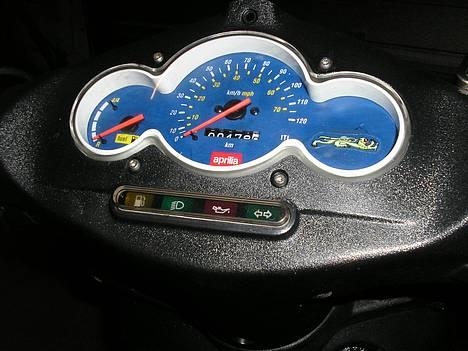 Aprilia Sonic Byttet - Detaljer. Hvid-malet speedometerkant. 01-01-07 billede 10