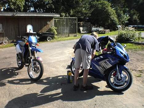 Rieju rs2matrix (( SOLGT )) - så blev der os skiftede dyse    og min smukke suzuki ved siden af  billede 17