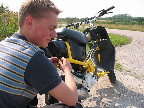 Yamaha Jog - Her er den så, Joggen der rykker min for HÅRDT.. JA det er helt vildT.. Ejeren foran :P billede 8