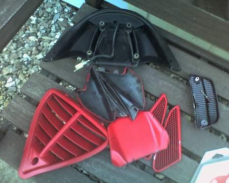 Piaggio NRG Mc3 *Projekt Paint* - Grill, Knopper, Luftindtag, Spoiler midte klar til nedslibning billede 6