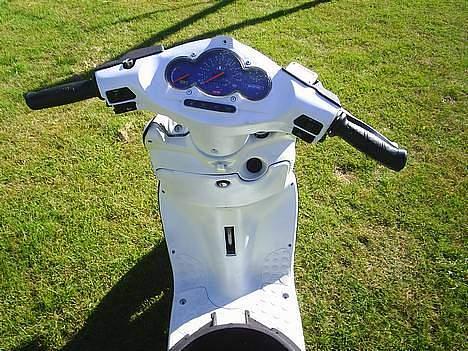 Aprilia Sonic solgt - Hvide InderSkjolde. De er Ikke Så HVide Mere. Lidt Olie :D billede 1