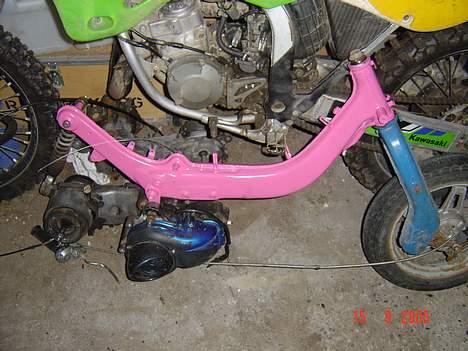 Suzuki fz-jog smidt ud - ja så den sku blevet lyserød.. porno gangsta.. forgaflen blir malet samme farve.. billede 9