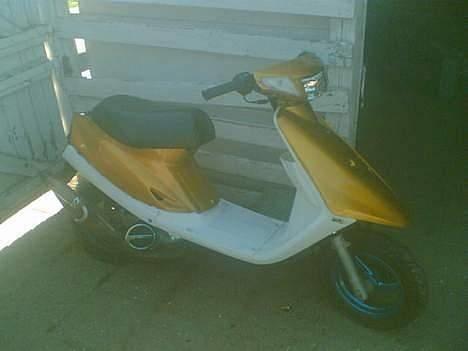 Yamaha JoG | golden chicka:b - der så mere gejl på den nu!  ska nok snart få non billeder ind:D billede 1