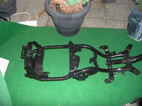 Yamaha JoG | golden chicka:b - mit stel efter det blev slebet ned og lakeret med hammerlak billede 3