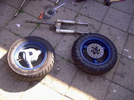 Yamaha JoG | golden chicka:b - sårn så fælgene ud da jeg fik dem;s  så blev de metallic grønne og nu metallic blå billede 9