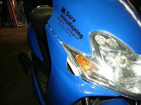 Yamaha Jog R - FØR - Da den stadgivæk var blå.  da jeg fik den. med de gamle skjolde! billede 1