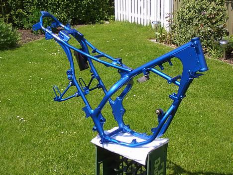 Suzuki SMX... Special Edition..! - Her ses stelet lige kommet hjem fra maleren har kun nået at sætte nogle enkle dele på og vejeret er jo perfekt til at samle knallert i... billede 9