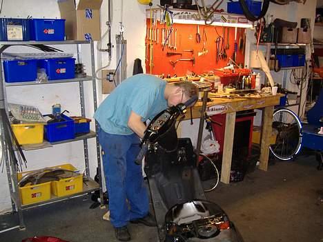 PGO hot 50 solgt  - Rene er igang med, at lave lidt hjemmelavet stik :) billede 6