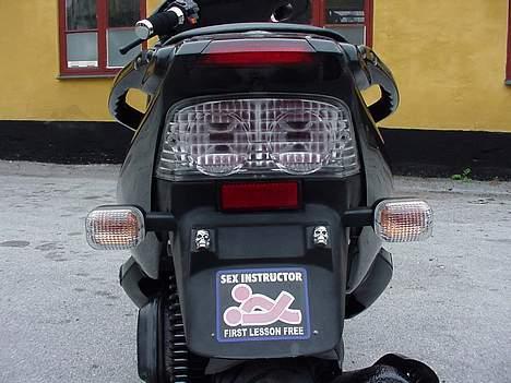 PGO Dr.Big (Solgt) - Lækkert klistermærke.. 2 dødningehoveder med lys i.. billede 3