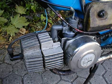 Puch Maxi K - Solgt - - Her har vi motoren, Den er da ok stand.. bar min krumtaps lejer der er gået, tror jeg :D billede 3