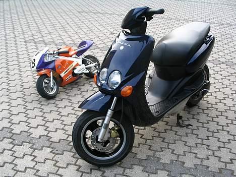 Yamaha A/S Neos - Min scooter og min Pock. Bike. billede 2