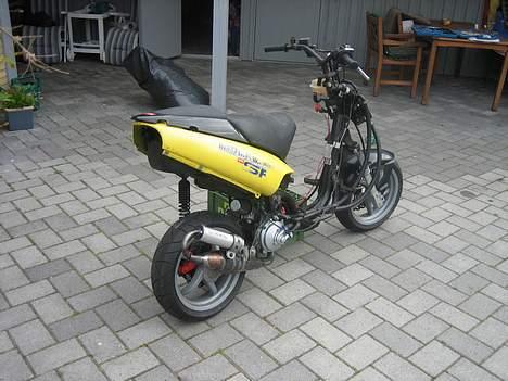 Aprilia SR50 LC - Manston Racing - så mangler jeg bare nogle skjolde:) billede 1