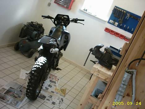 Suzuki SMX *Suzzi!* - jep så holder den sq i værkstedet!.. sidste billed af den inden projektet! **FØR** billede 11