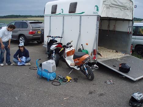 Aprilia Sonic Evo - Solgt i dele - Sonicen, vario er pillet af da jeg skulle have anden kobling på :P ( jah den var dårlig indstilt )  axel er vist lige vågnet ? :) og holm ser lige til ham.  billede 6