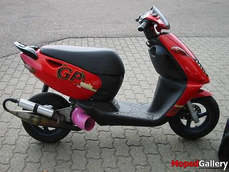 Aprilia Sonic GP - Jahh. Inden jeg fik den har den kørt 130 km/t :P Komplet evo2 .. Men nu har han sat lortet over på sin Jog ..:D Øv bøv :P billede 10