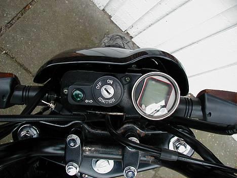 Suzuki Street Magic | S O L G T - Koso Digital Speedometer - med blåt lys, så den passer til dioderne!! DER SKAL DOG BORES NYE HULLER TIL BESLAG - derfor sidder den skæv..! billede 9
