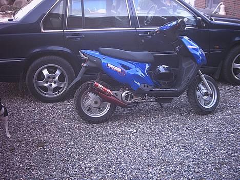 CPI Popcorn *TIL SALG* - Min scoot. Min m8´s volvo i baggrunden! billede 3