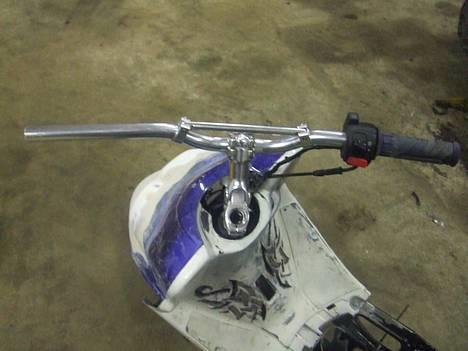 Yamaha BWS //Tribal Special - Bartstyret, alle de ledninger der kommer, bliver betrukket med noget cabel sleeve fra computere! billede 4