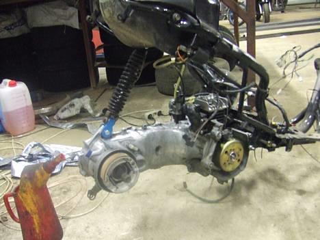 Yamaha BWS //Tribal Special - Her er motoren så midlertidigt monteret på stellet.. ska lige se om jeg ka få gang i svinet :P billede 8