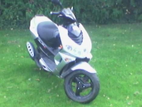 Peugeot Speedfight 2 - RIP -  - her er hun så, min lille franske djævel! (undskyld kvaliteten) billede 1
