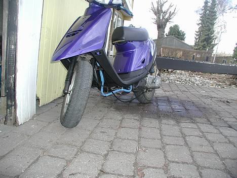 Yamaha jog as solgt - har kan i se jeg manglet at sætte mit skjold på og mit blå ledningsnet billede 4