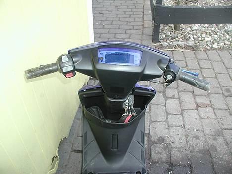 Yamaha jog as solgt - mit speedometer jeg har det nye skal bare lige bytte det i thansen og så kommer det på billede 9