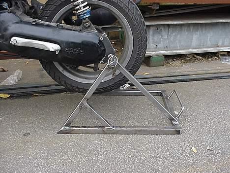 Aprilia Sonic_Sr ( totalskadet ) - Pit stand. billede 2