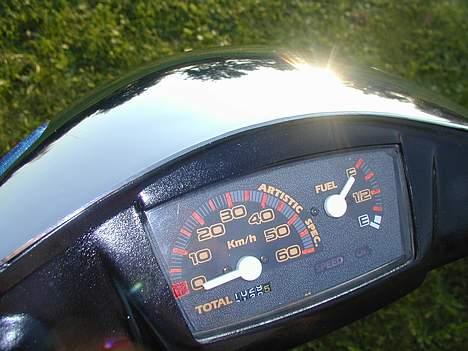 Yamaha Jog   (SOLGT) - har self klippet speedo nålen, så den kan stå lodret nedad :) billede 8