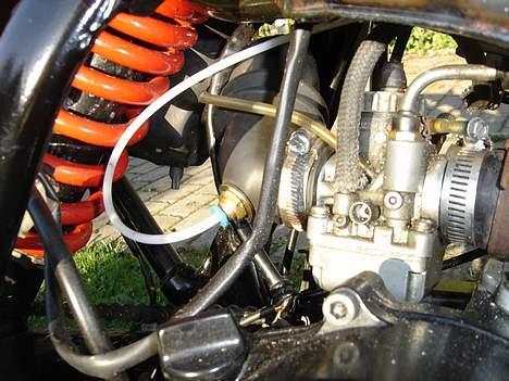 Suzuki SMX - "NOS"- SOLGT - Motoren hvor man kan se NOSen blive ført ind i luftfilteret, lige var karbu billede 3