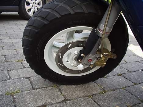 Piaggio Typhoon - syntes det ville passe ret godt hvis også skivebremsen var hvid... billede 4