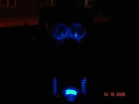 PGO Hot 50 ** Solgt ** - neon ud af forlygten :P det er godnok rødt nu da dette neonrør gik i stykker :/ billede 9