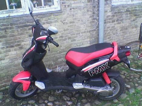 PGO Pmx Sport - Kærestens scooter... Som jeg har betalt.... =) billede 1