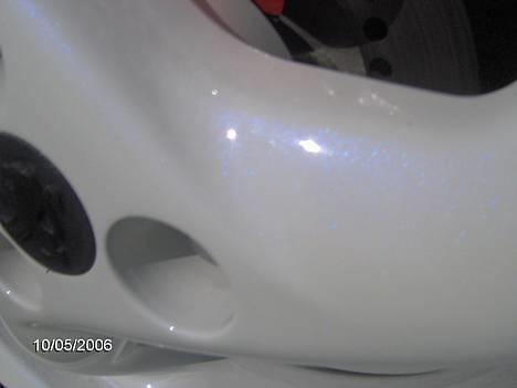 Peugeot Speedfight 2  WRC 206 AC - et nærbillede af det blå perlemor i det hvide billede 3