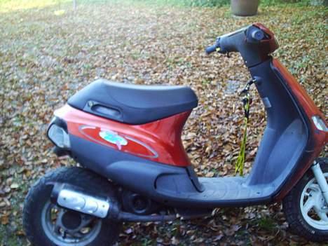 Piaggio Zip [Solgt] - sååh blev den sQ fixet.. så skal den bar males på et eller andet tidspunkt  billede 3