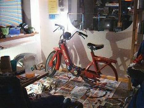 Vespa Ciao - ( Gammelt billede) - Under renovation... Så fik den sku lov til at komme ind værelset.. billede 15